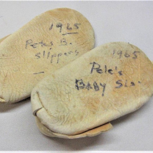 Vintage BABY CLOTHES & MOCCASINS Leather Moccasins Old Moccasins Baby Moccasins - Picture 4 of 10